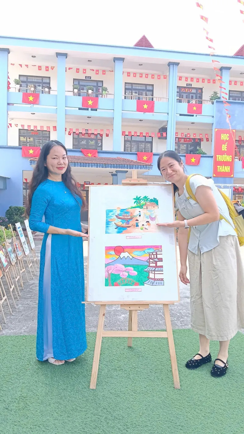 Bên tranh vẽ của học sinh tại một hoạt động ở trường học